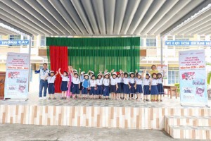 TUYÊN TRUYỀN PHÁP LUẬT VỀ AN TOÀN GIAO THÔNG KẾT HỢP TRAO TẶNG MŨ BẢO HIỂM CHO HỌC SINH LỚP 1.