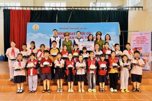 CHƯƠNG TRÌNH TRAO TẶNG MŨ BẢO HIỂM CHO CÁC EM HỌC SINH LỚP 1 NĂM HỌC 2024 - 2025