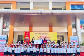 TUYÊN TRUYỀN AN TOÀN GIAO THÔNG, TRAO TẶNG MŨ BẢO HIỂM CHO HỌC SINH KHỐI 1 NĂM HỌC 2026-2027